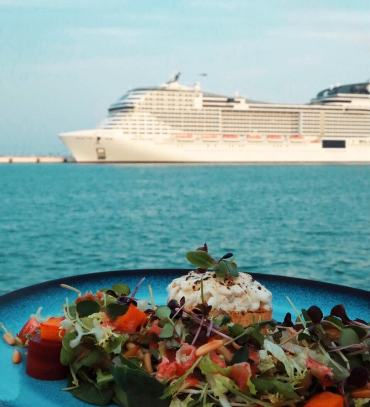 דוחה Mina Hotel And Residences By The Torch מראה חיצוני תמונה A cruise ship in the port of Limassol