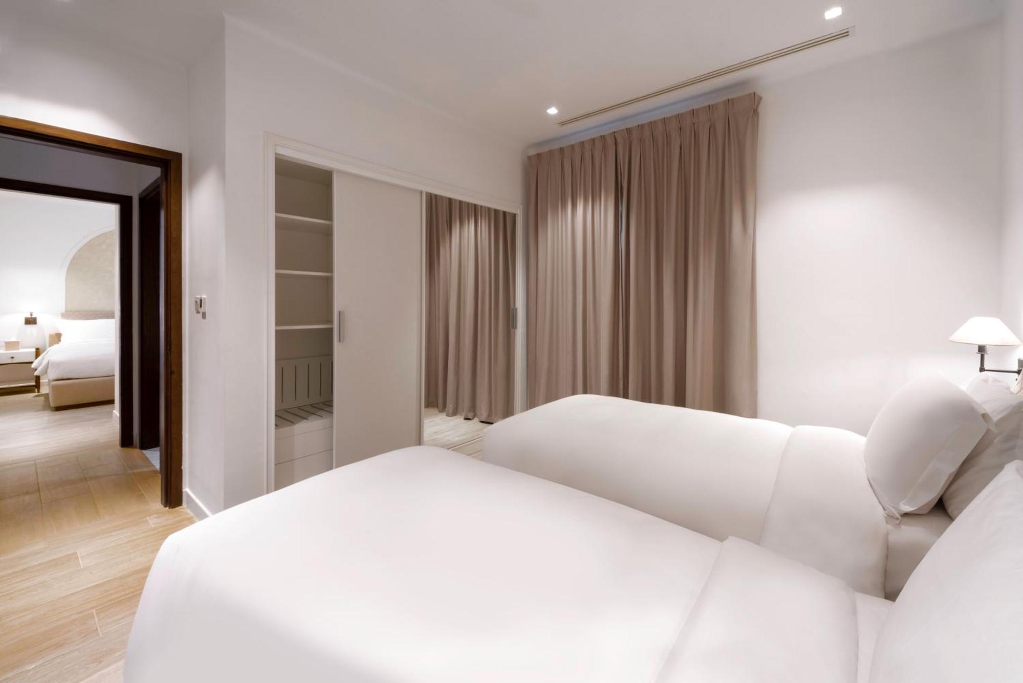 דוחה Mina Hotel And Residences By The Torch מראה חיצוני תמונה A bedroom at the hotel