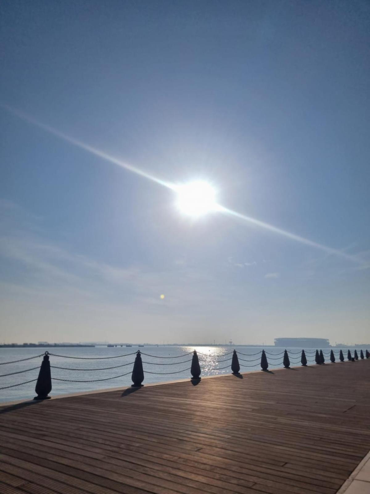 דוחה Mina Hotel And Residences By The Torch מראה חיצוני תמונה The sun at noon