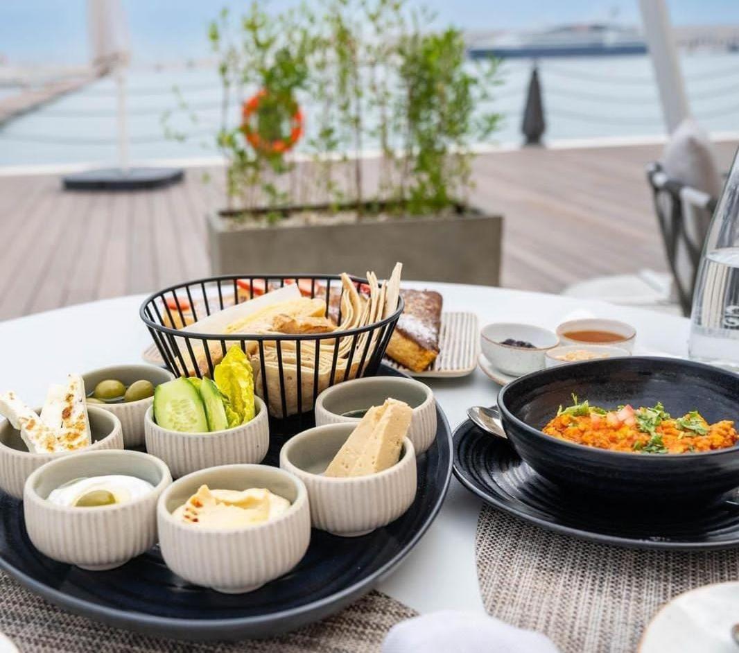 דוחה Mina Hotel And Residences By The Torch מראה חיצוני תמונה Meze
