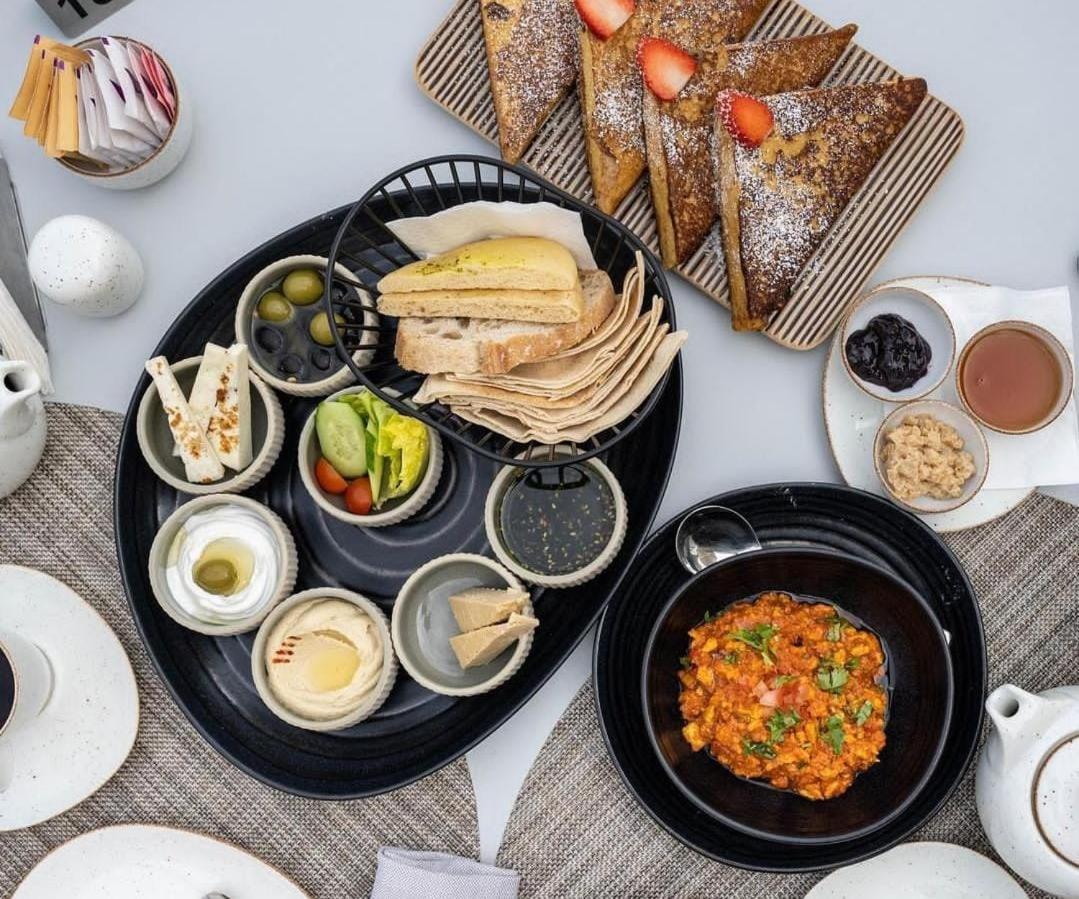 דוחה Mina Hotel And Residences By The Torch מראה חיצוני תמונה Israeli breakfast