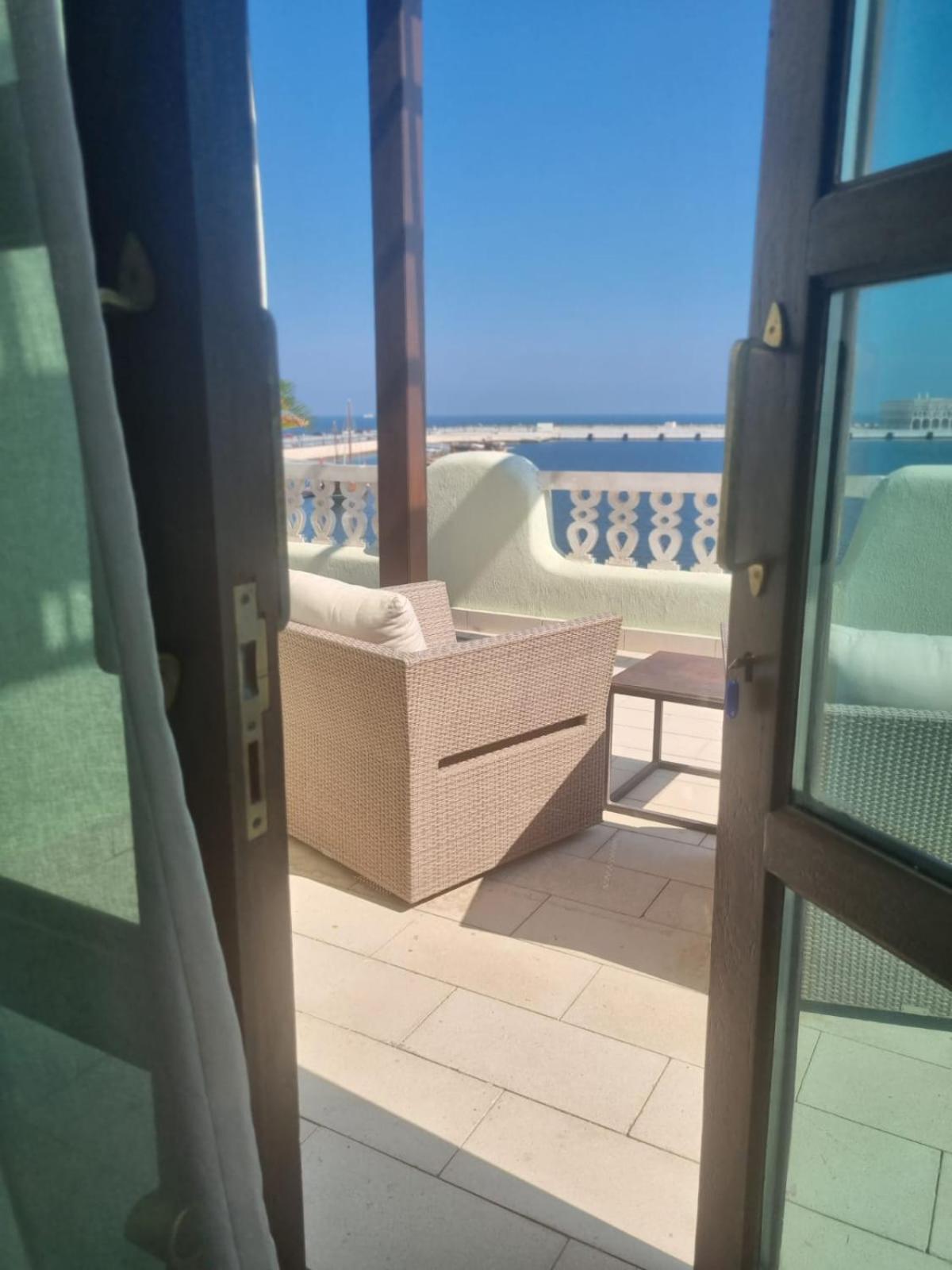 דוחה Mina Hotel And Residences By The Torch מראה חיצוני תמונה A balcony at the hotel