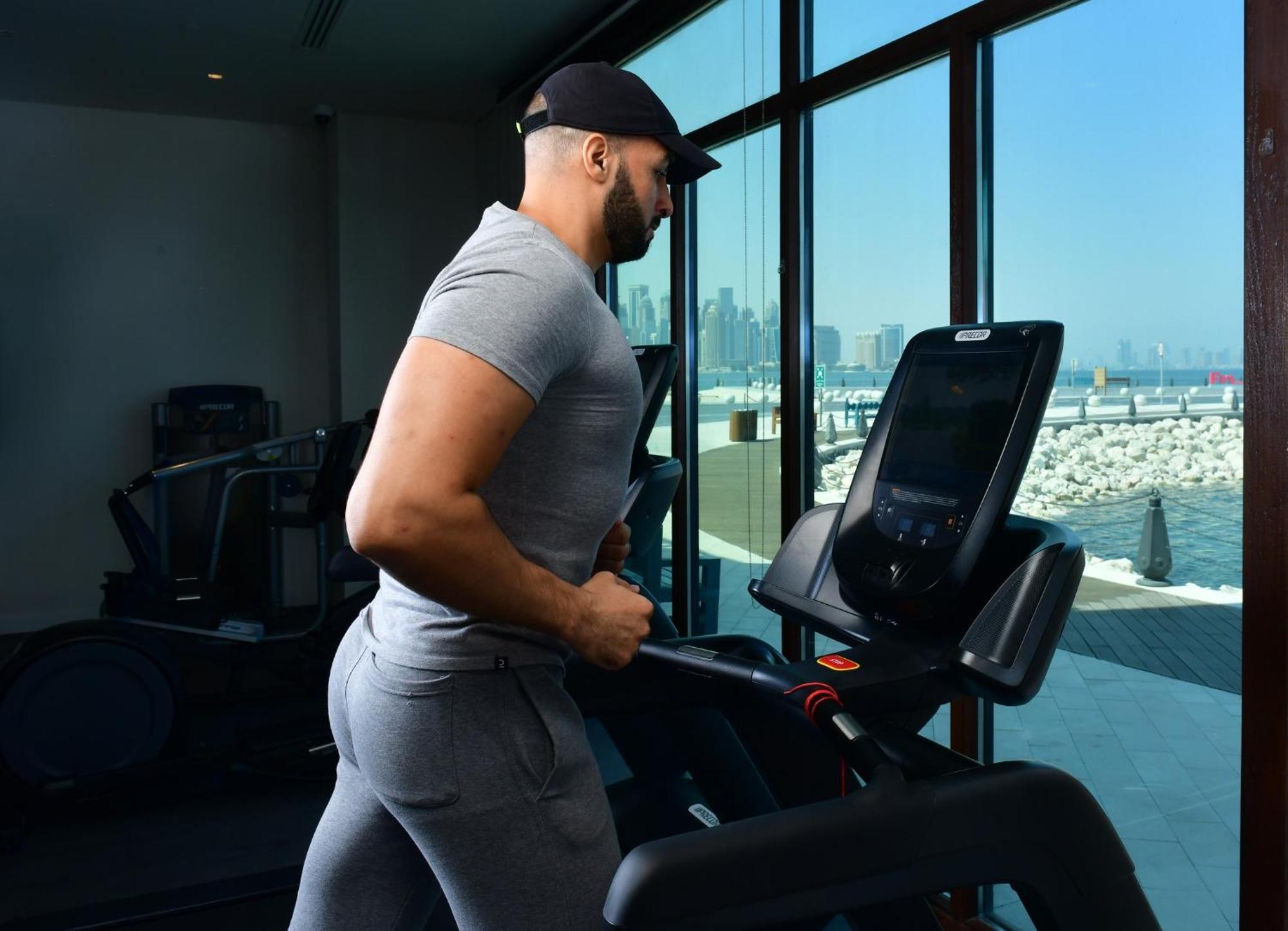 דוחה Mina Hotel And Residences By The Torch מראה חיצוני תמונה A man exercising on a treadmill