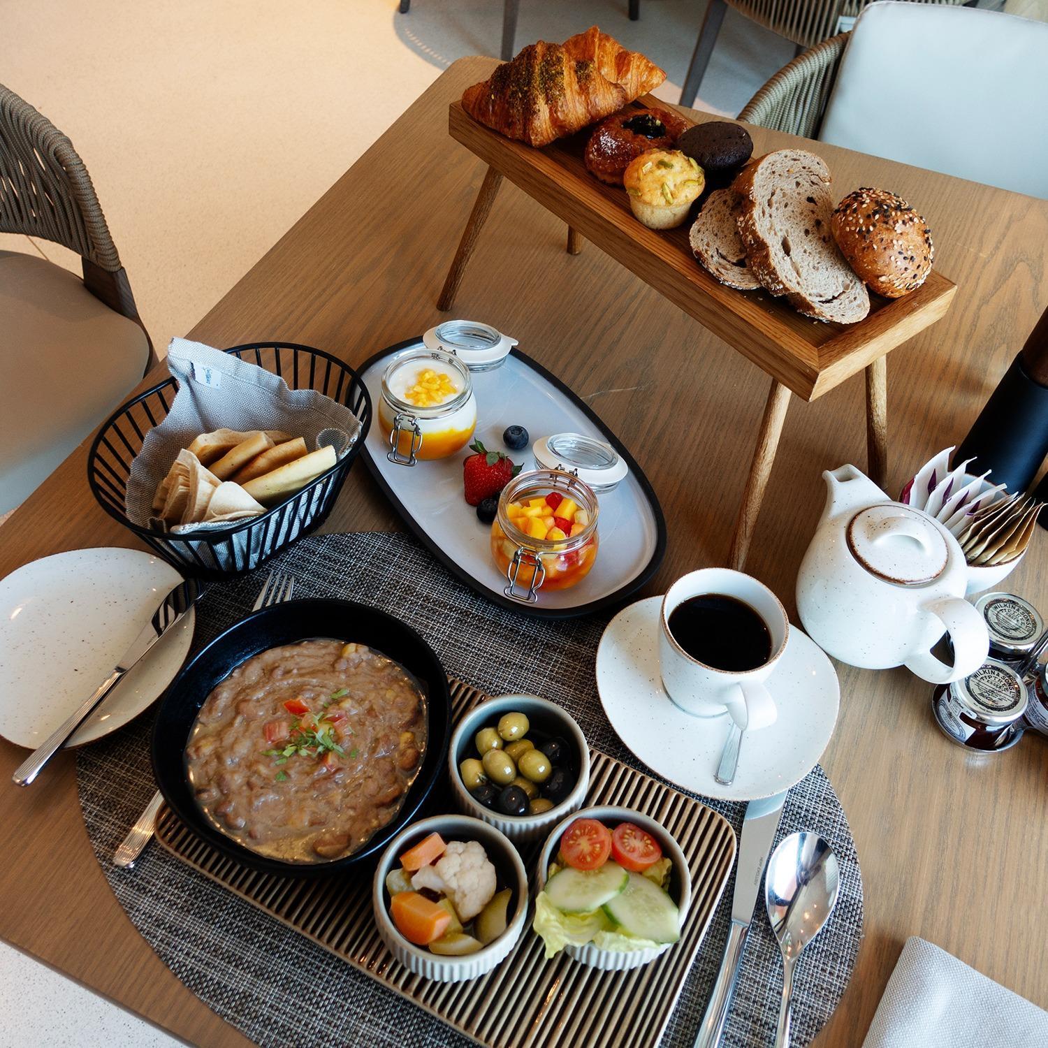 דוחה Mina Hotel And Residences By The Torch מראה חיצוני תמונה Israeli breakfast